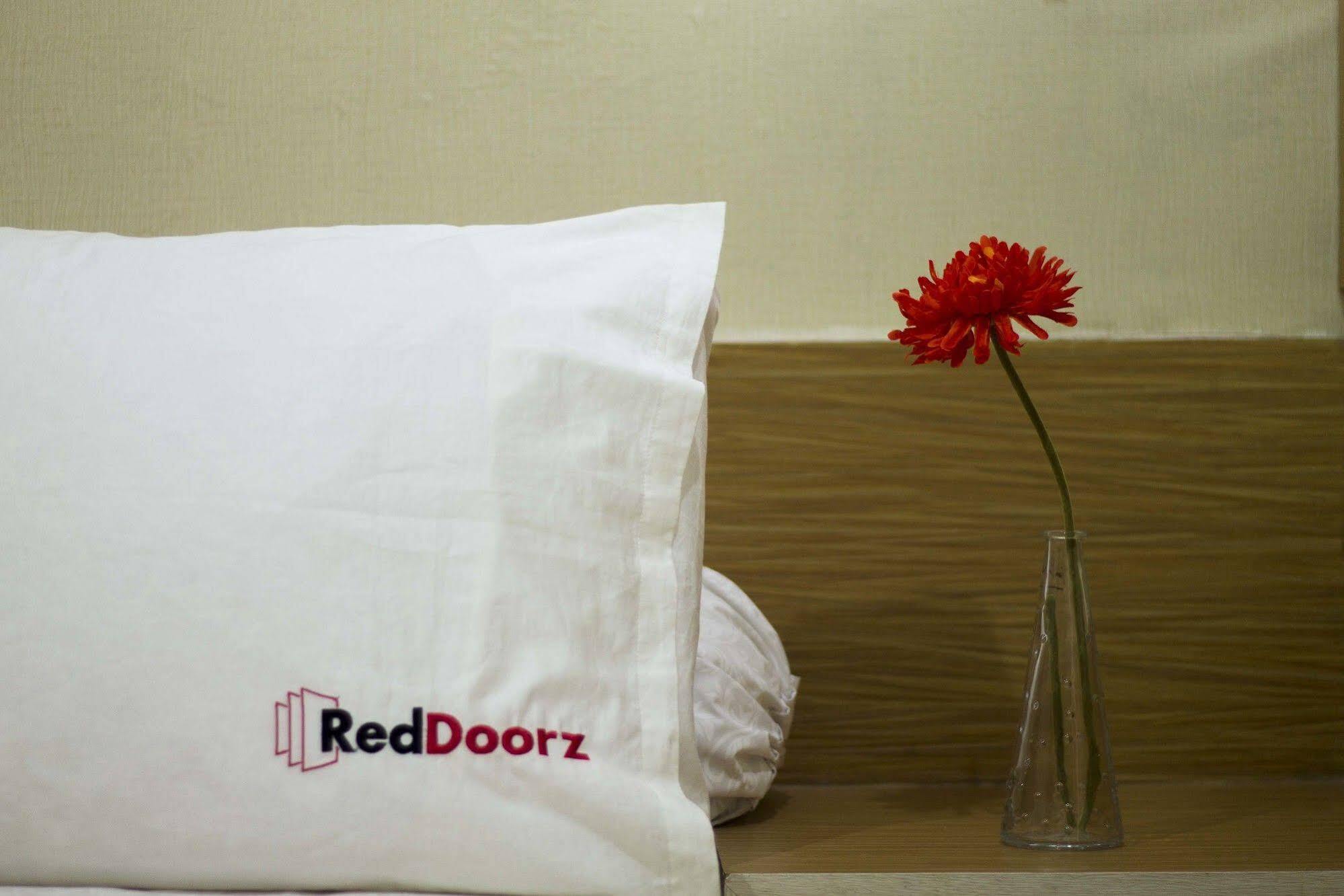 Reddoorz Plus @ Natuna Бандунг Экстерьер фото